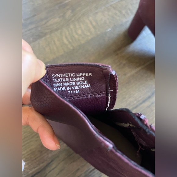 Ann Taylor Embossed Rich Burgundy Block Heel Booties Ankle Boots- SZ 7.5 - Picture 2 of 7